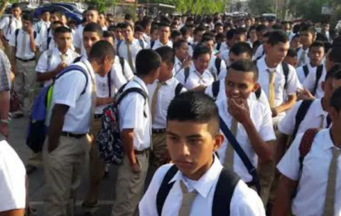 Estudiantes marchan para exigir culminación de nuevo plantel