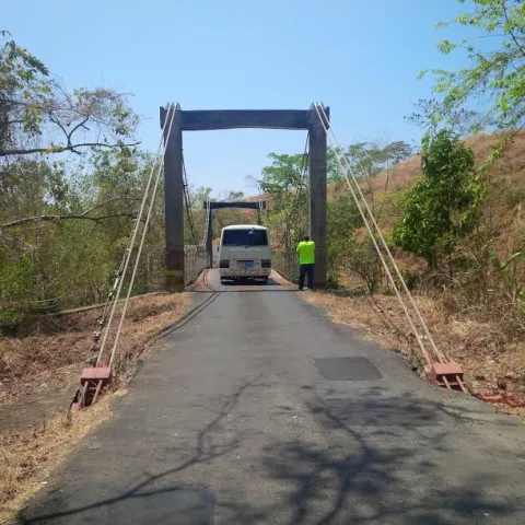 Transportistas y residentes exigen al MOP construcción de puente sobre río Grande
