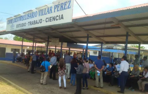 Docentes del Colegio Belisario Villar se mantienen en paro