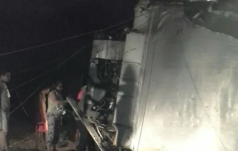 Muere hombre tras chocar y volcarse camión en Llano de Piedra en Macaracas