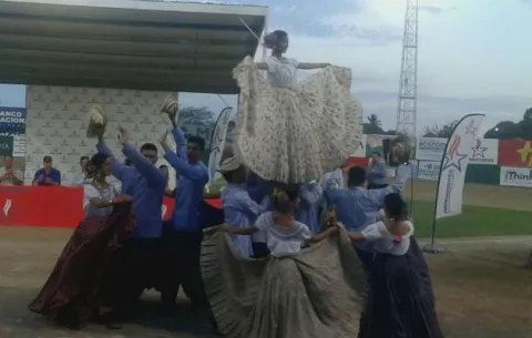 Santeños celebran orden de proceder del nuevo estadio