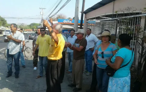 Guareños salen a protestar frente a la CSS
