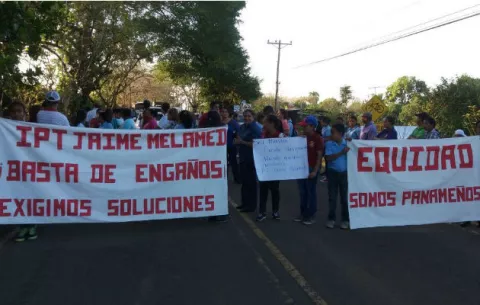 Cierran carretera Santiago-Montijo para exigir respuestas al Meduca