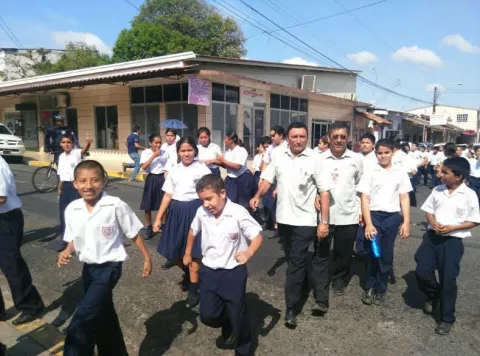 Alumnos salen a protestar por excrementos de palomas