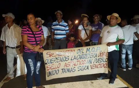Madrugaron en Soná para protestar; exigen carretera