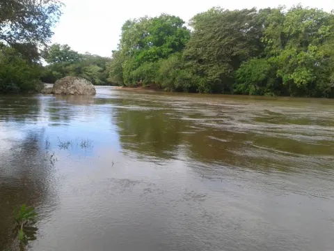 Crecida del río Santa María afectó producción de agua este sábado en Santiago