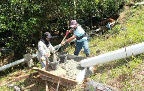 Por bajo caudal, represan quebrada La Muela en Santa Fe