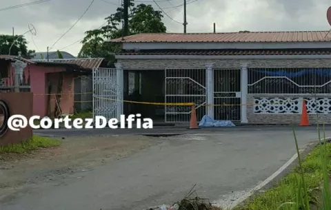 Tirado en la entrada de una casa en Colón; se presume fue asesinado