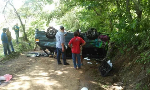 Trece universitarios resultan heridos tras accidentarse bus en Pedasí