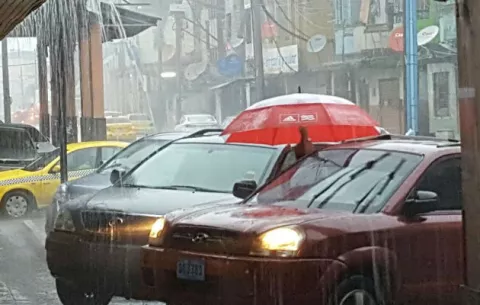 Cae fuerte aguacero en la provincia de Colón