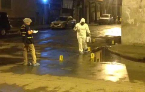 Disparan desde un auto en marcha y no sobrevive