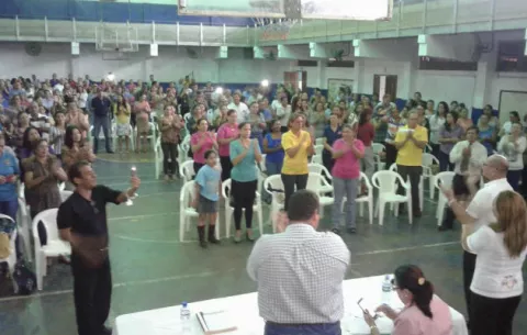 Educadores santeños se reúnen para decidir si se van a paro
