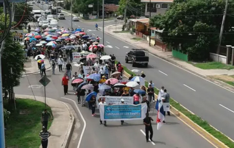 Docentes de Los Santos marchan vestidos de negro