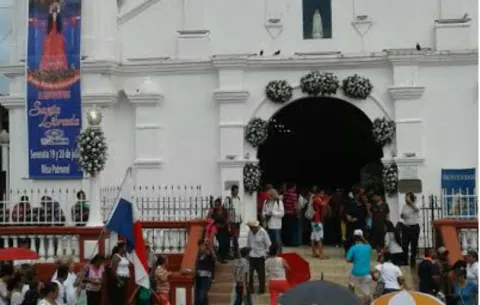 Rinden honor a Santa Librada con peregrinación; docentes visten de blanco