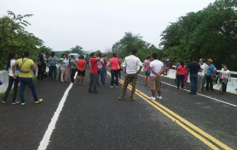 Padres de familia apoyan a docentes con cierres en Soná