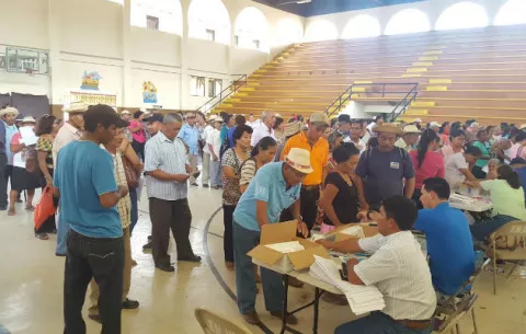 Mil 300 adultos mayores han sido excluidos del programa 120 a los 65