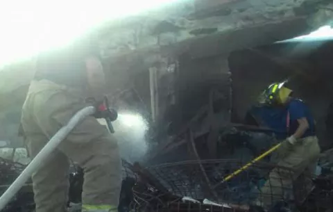 Controlan emanación de humo del almacén incendiado en Santiago