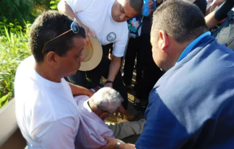 Afectados por dietilenglicol cierran vía sobre el puente del río La Villa