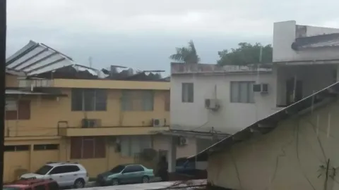 Fuertes vientos afectan parte del techo de Municipio de Las Tablas