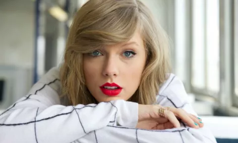 Pillan a Taylor Swift besando a otro hombre