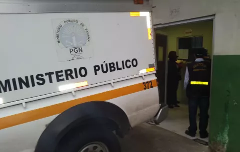 Lo matan a puñaladas dentro del baño de un bar en Colón