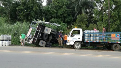 Camión con tanques de gas se vuelca en Colón
