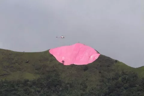Manto rosado en 'busto' de la India Dormida, irrita a los tuiteros