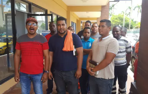 Trabajadores portuarios protestan ante sede del Mitradel en Colón