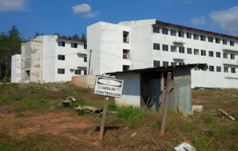 Meduca no ha cumplido compromiso de reanudar construcción del nuevo colegio