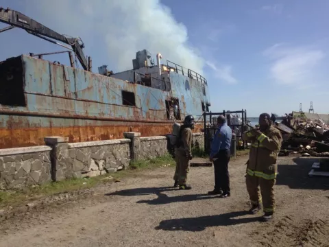 Embarcación se incendia a orillas de la Bahía Colón