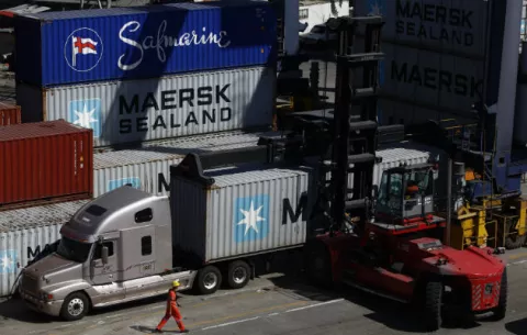 Movimiento de carga en sistema portuario en declive