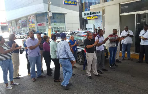 Trabajadores colonenses de Aduanas  exigen reintegro de destituidos