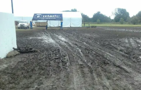 Camiones y lluvia dejan en pésimo estado terreno en Tonosí