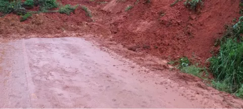 Despejan carretera Soná-Las Palmas, obstruida por deslizamiento de tierra