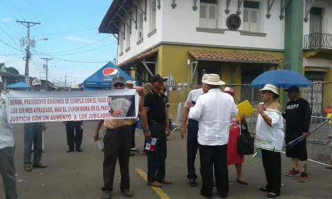 Incidentes en La Villa de Los Santos con jubilados y periodista de Next Tv