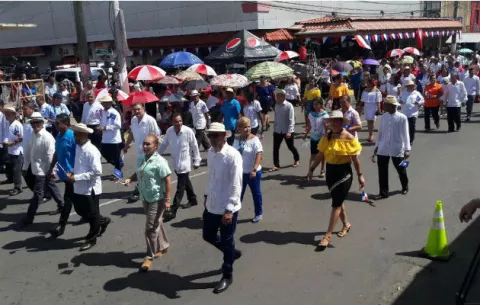 Cientos de panameños rinden honor a la patria en Santiago de Veraguas