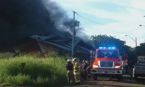 Tres locales comerciales afectados por incendio en Las Tablas
