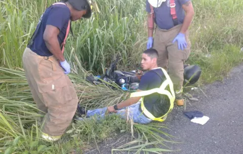 Motorizado se accidenta en Colón y queda en el pavimento