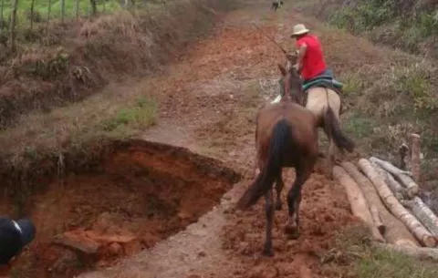 Autos de doble tracción no entran a desastroso camino hacia Quema