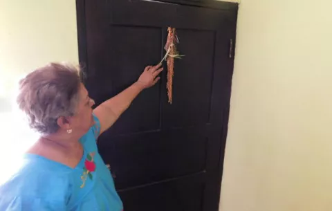 Santeños conservan la tradición de la espiga de arroz detrás de la puerta
