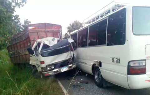 Siete heridos al colisionar bus y camión en Veraguas