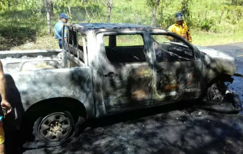 Se incendia auto de estadounidense en carretera de Tonosí