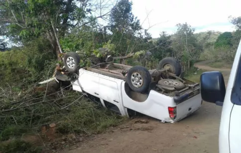 Dos heridos deja vuelco en carretera hacia Calidonia de Soná
