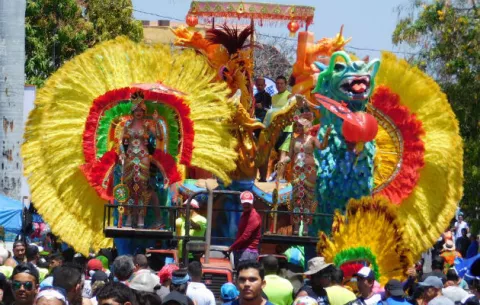 Primer día de Carnaval en Las Tablas, nuevamente con tres reinas