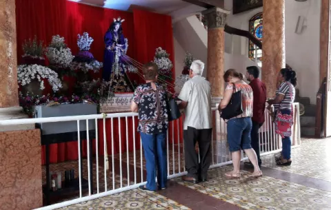 Feligreses se preparan para celebrar la festividad en honor a Jesús Nazareno