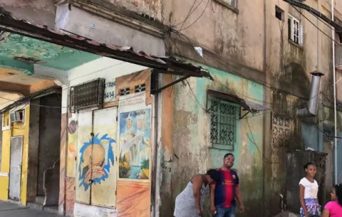 Dejan en la calle a "Pipe" y temen por sus vidas