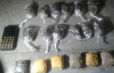Decomisan droga y municiones sin detonar en lote baldío en Santiago