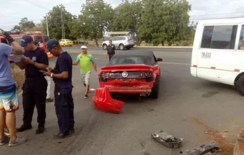 Dos heridos tras impactar auto deportivo con bus de Las Tablas-Chitré