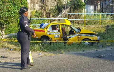 Pasajera muere al accidentarse en Puerto Pilón, taxi donde viajaba