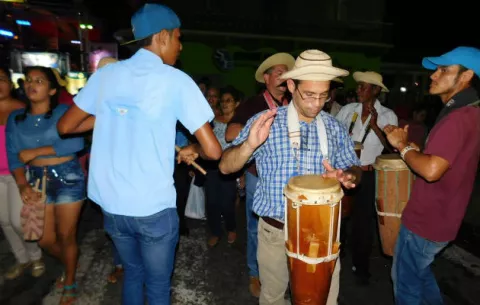 Tableños conservan su tradición bailando tamborito